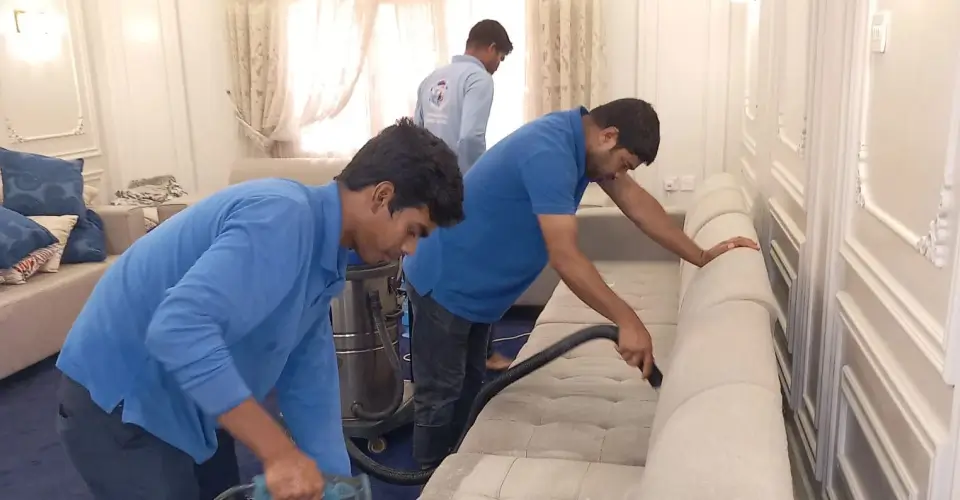 كيفية تنظيف الكنب في المنزل